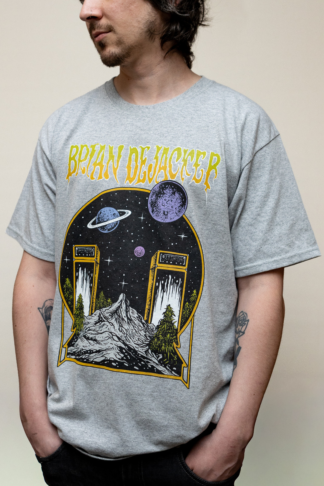 Polera oficial gris de Brian Dejacker puesta por un modelo