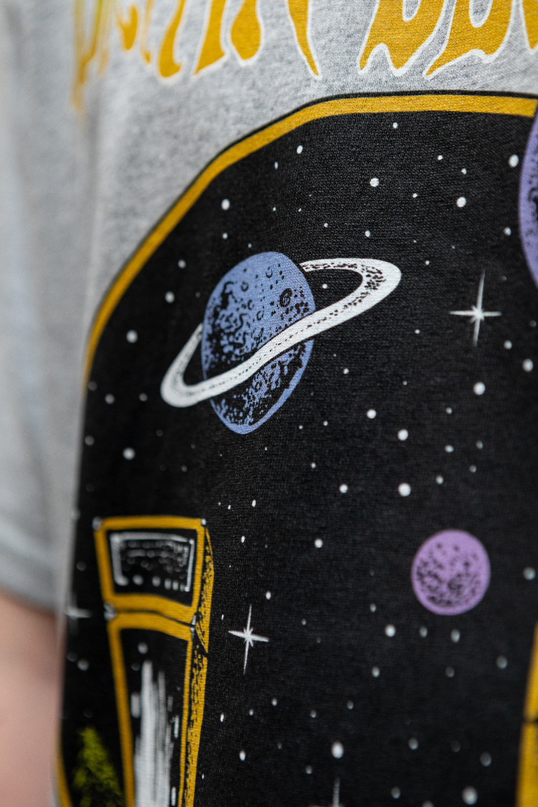 Detalle del estampado de la polera oficial de Brian Dejacker